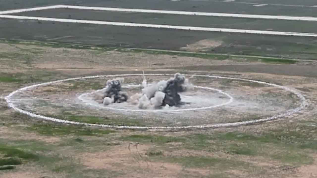 Des chasseurs J-11B effectuent un entraînement d’attaque au sol à tir réel en Chine. Photo : reproduction China Military