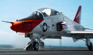 USS Dwight D. Eisenhower recebe jatos T-45C em treinamento de aviação embarcada no Atlântico. Foto: U.S. Navy