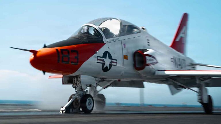 USS Dwight D. Eisenhower recebe jatos T-45C em treinamento de aviação embarcada no Atlântico
