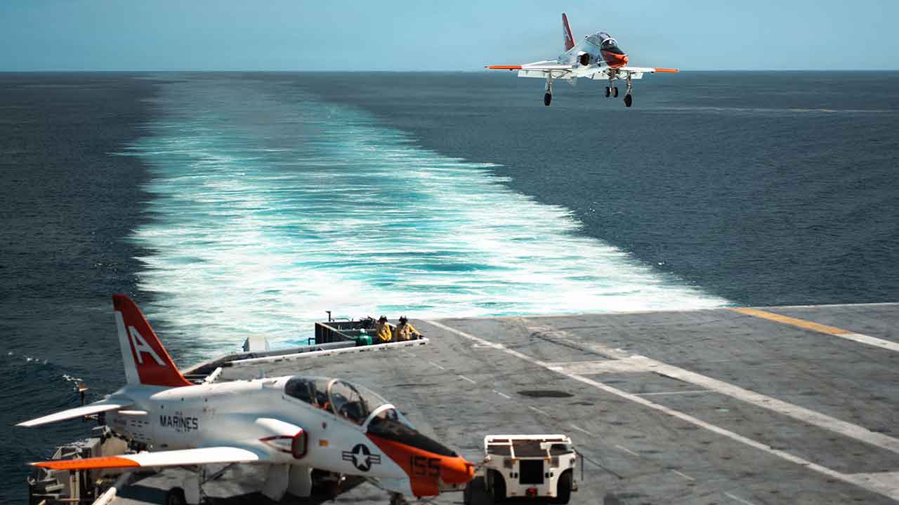 USS Dwight D. Eisenhower recebe jatos T-45C em treinamento de aviação embarcada no Atlântico. Foto: U.S. Navy
