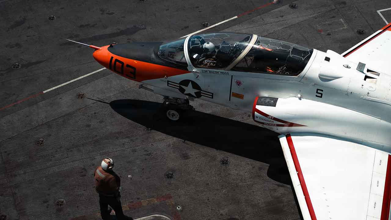 USS Dwight D. Eisenhower recebe jatos T-45C em treinamento de aviação embarcada no Atlântico. Foto: U.S. Navy