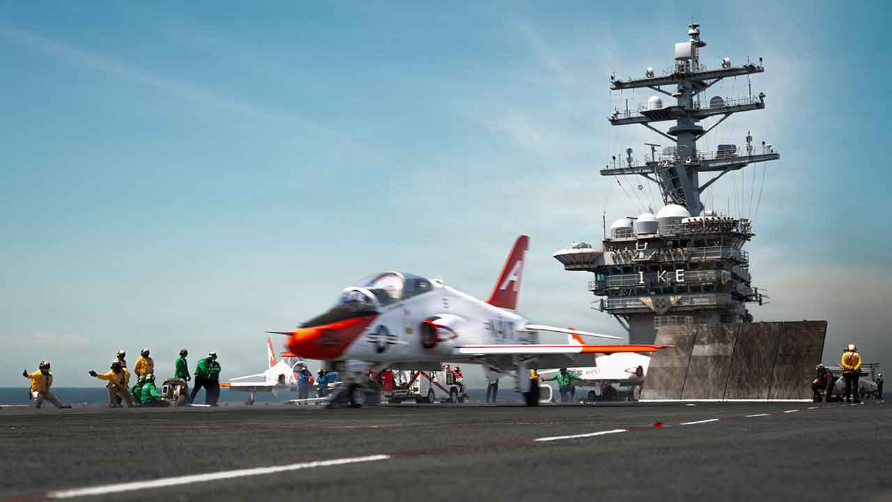 USS Dwight D. Eisenhower recebe jatos T-45C em treinamento de aviação embarcada no Atlântico. Foto: U.S. Navy