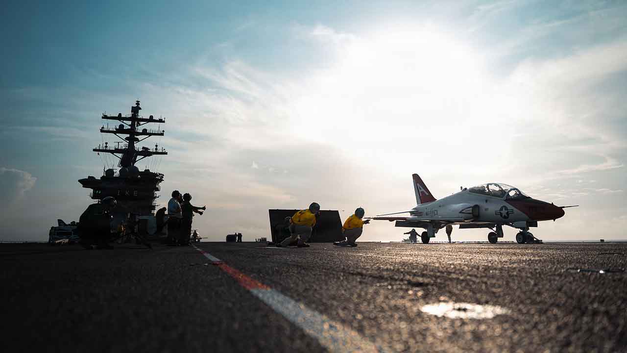 USS Dwight D. Eisenhower recebe jatos T-45C em treinamento de aviação embarcada no Atlântico. Foto: U.S. Navy