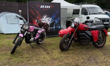 Kalashnikov exibe três novas motos Izh em festival de rock na Rússia