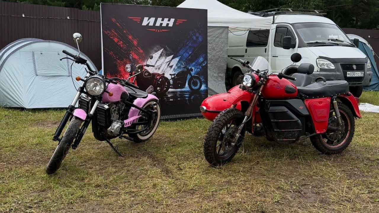 Kalashnikov viser frem tre nye Izh-motorsykler på rockefestival i Russland