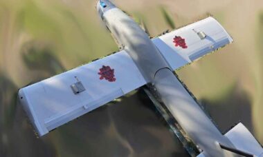 Drone Molniya com sistema de aquisição de alvos totalmente autônomo, que utiliza um computador de IA embarcado e um sensor eletro-óptico. Foto: Telegram @Slavyangrad