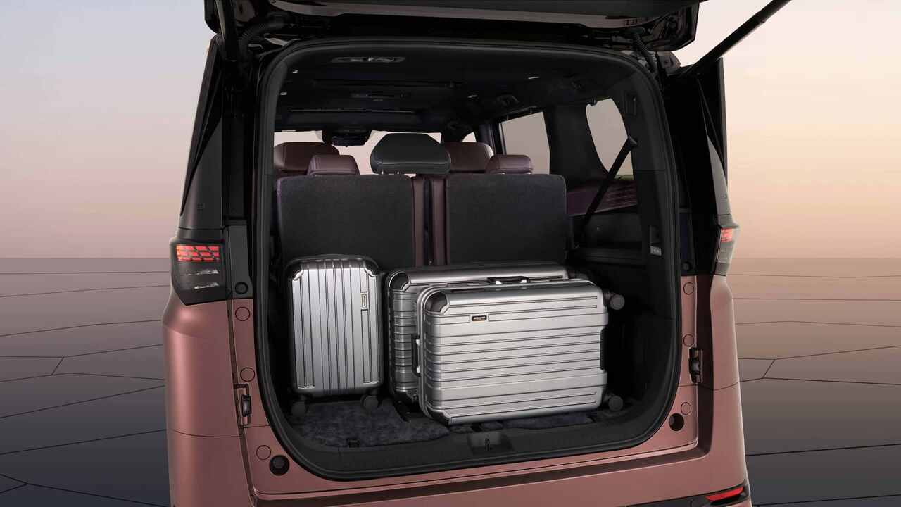 Nissan revela nova geração da minivan Elgrand após 15 anos