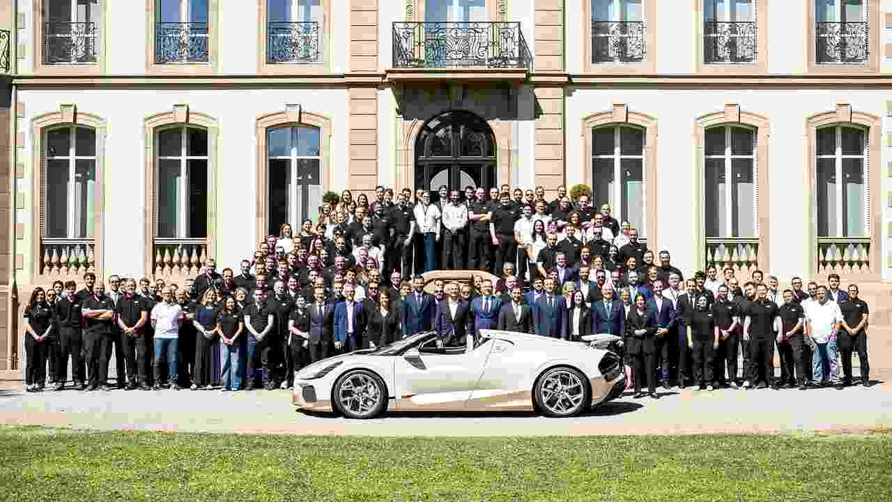 Fim de uma era: último Bugatti com motor W16 deixa a fábrica na França