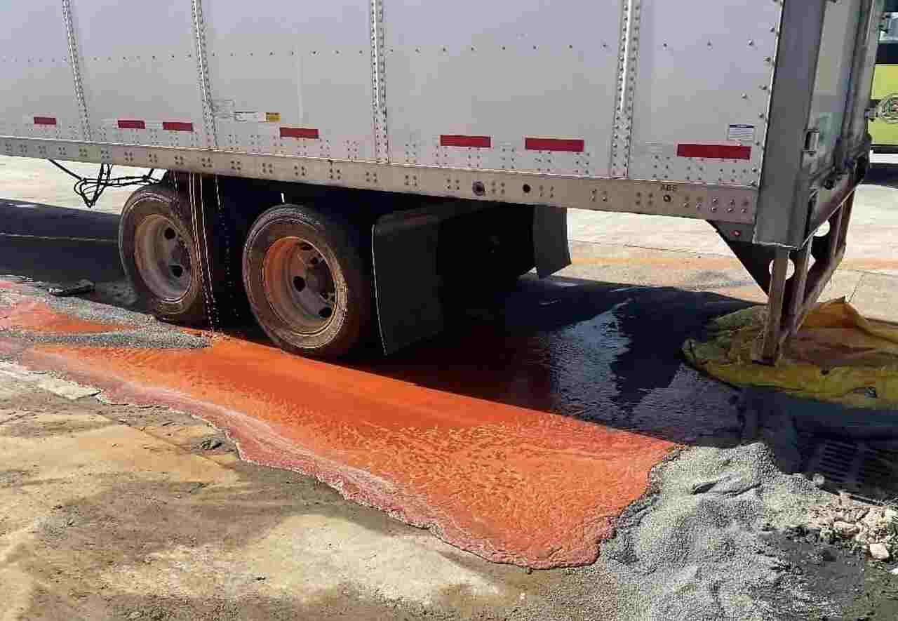 Caminhão derrama 18 toneladas de molho de pimenta em rodovia nos EUA
