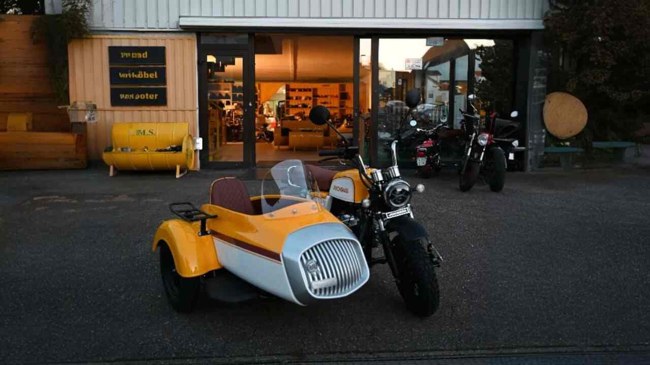 Moto retrô com sidecar chama atenção por visual inspirado nos anos 1950