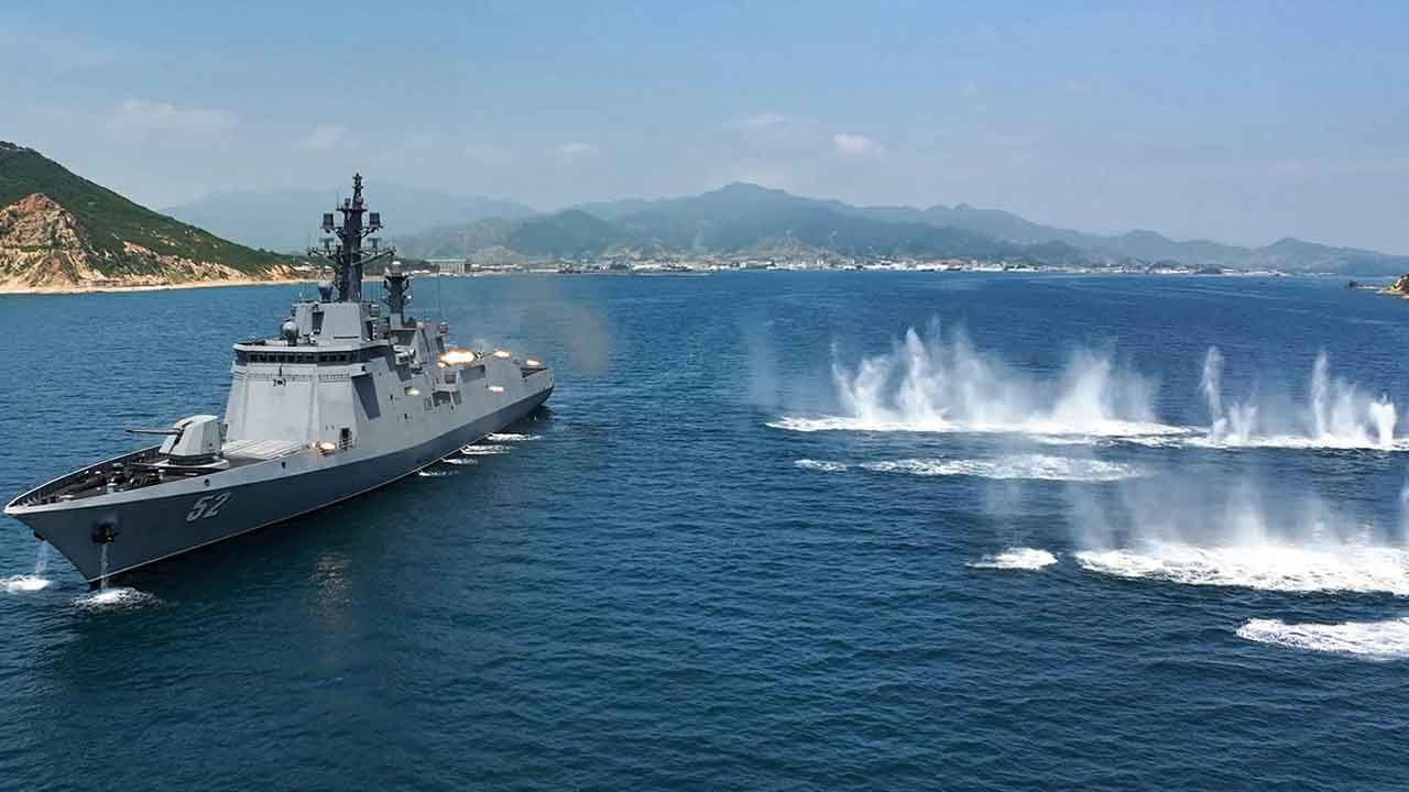 Coreia do Norte testa míssil de cruzeiro a partir do destróier Kang Kon. Foto: KCNA
