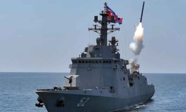 Coreia do Norte testa míssil de cruzeiro a partir do destróier Kang Kon. Foto: KCNA