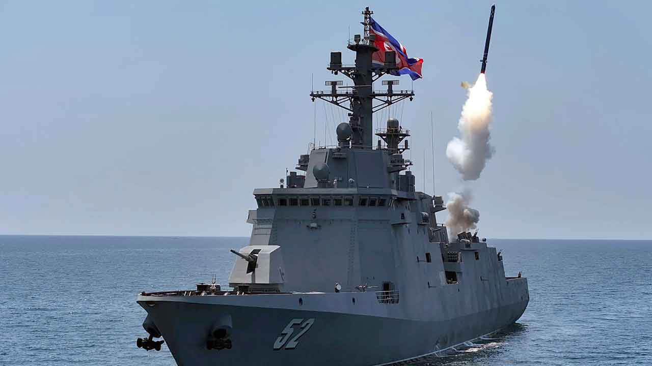 Coreia do Norte testa míssil de cruzeiro a partir do destróier Kang Kon. Foto: KCNA