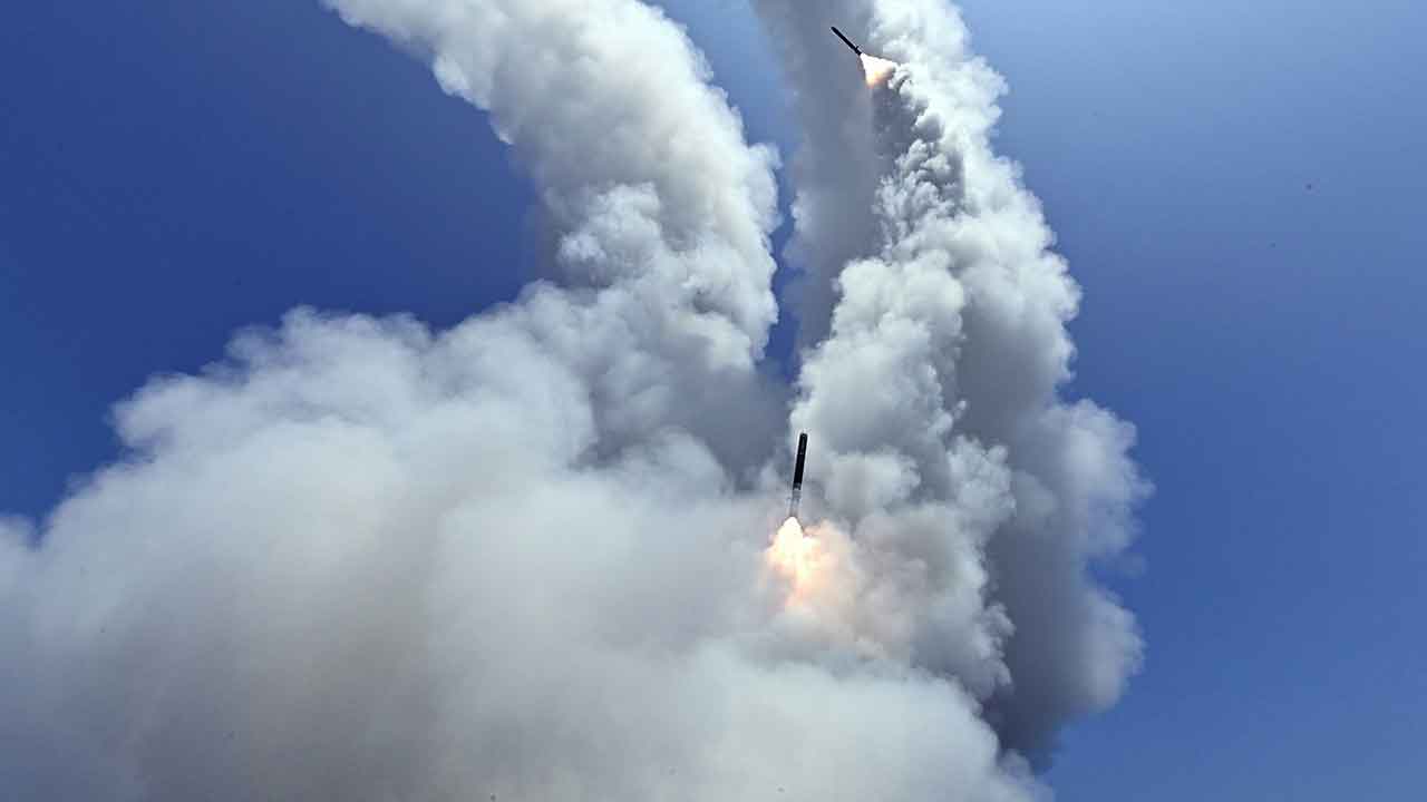 Coreia do Norte testa míssil de cruzeiro a partir do destróier Kang Kon. Foto: KCNA
