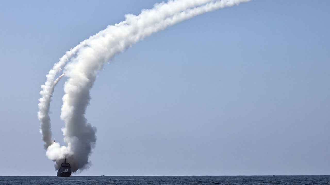 Coreia do Norte testa míssil de cruzeiro a partir do destróier Kang Kon. Foto: KCNA
