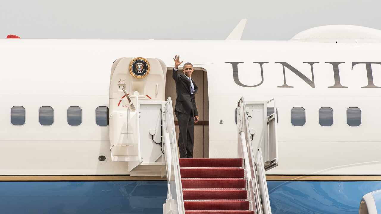Trump é criticado após publicar imagem manipulada envolvendo Obama e Air Force One