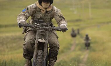 Exército britânico testa motos elétricas para ampliar mobilidade de tropas antitanque. Foto: Exército britânico
