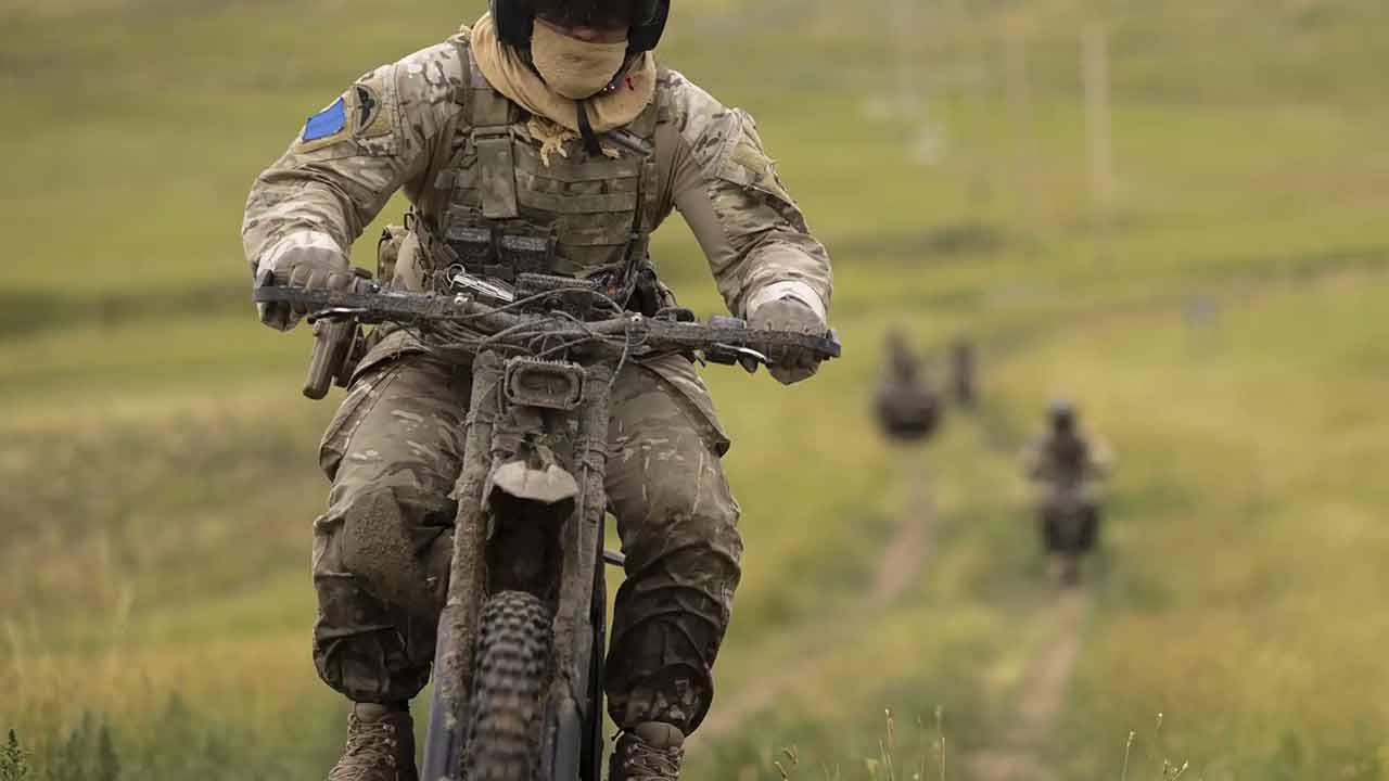 英陸軍, 対戦車部隊の機動力向上に向け電動バイクを試験。写真: 英陸軍