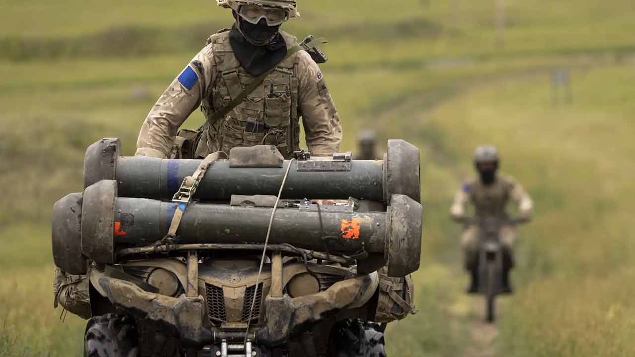 英陸軍, 対戦車部隊の機動力向上に向け電動バイクを試験。写真: 英陸軍