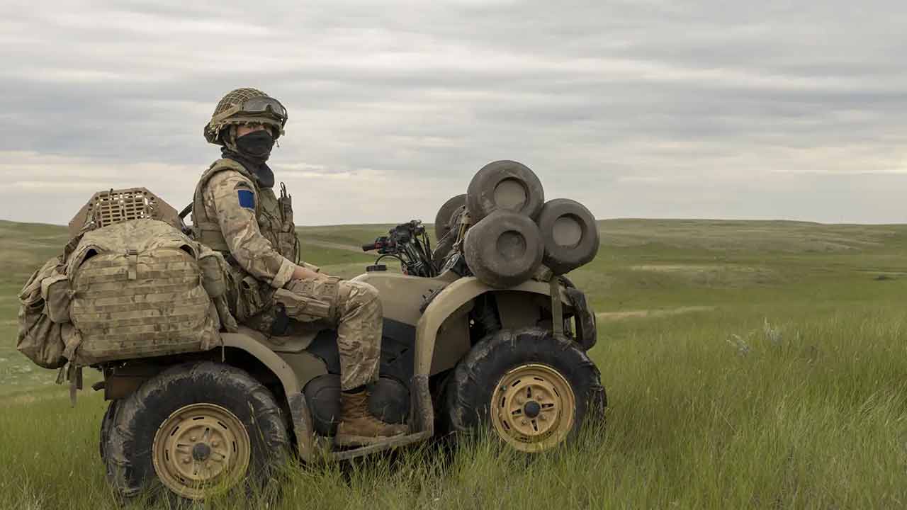 英陸軍, 対戦車部隊の機動力向上に向け電動バイクを試験。写真: 英陸軍