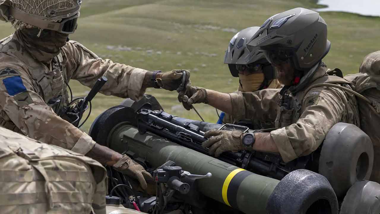 英陸軍, 対戦車部隊の機動力向上に向け電動バイクを試験。写真: 英陸軍