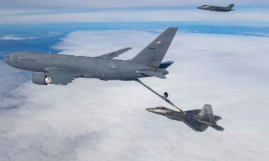 Avião-tanque KC-46 Pegasus equipado com sistema de reabastecimento em voo por lança rígida (flying boom). Foto: DVIDS