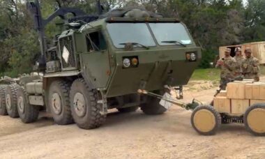 Robô militar de 227 kg reboca caminhão do Exército 100 vezes mais pesado. Foto: Linkedin AZAK