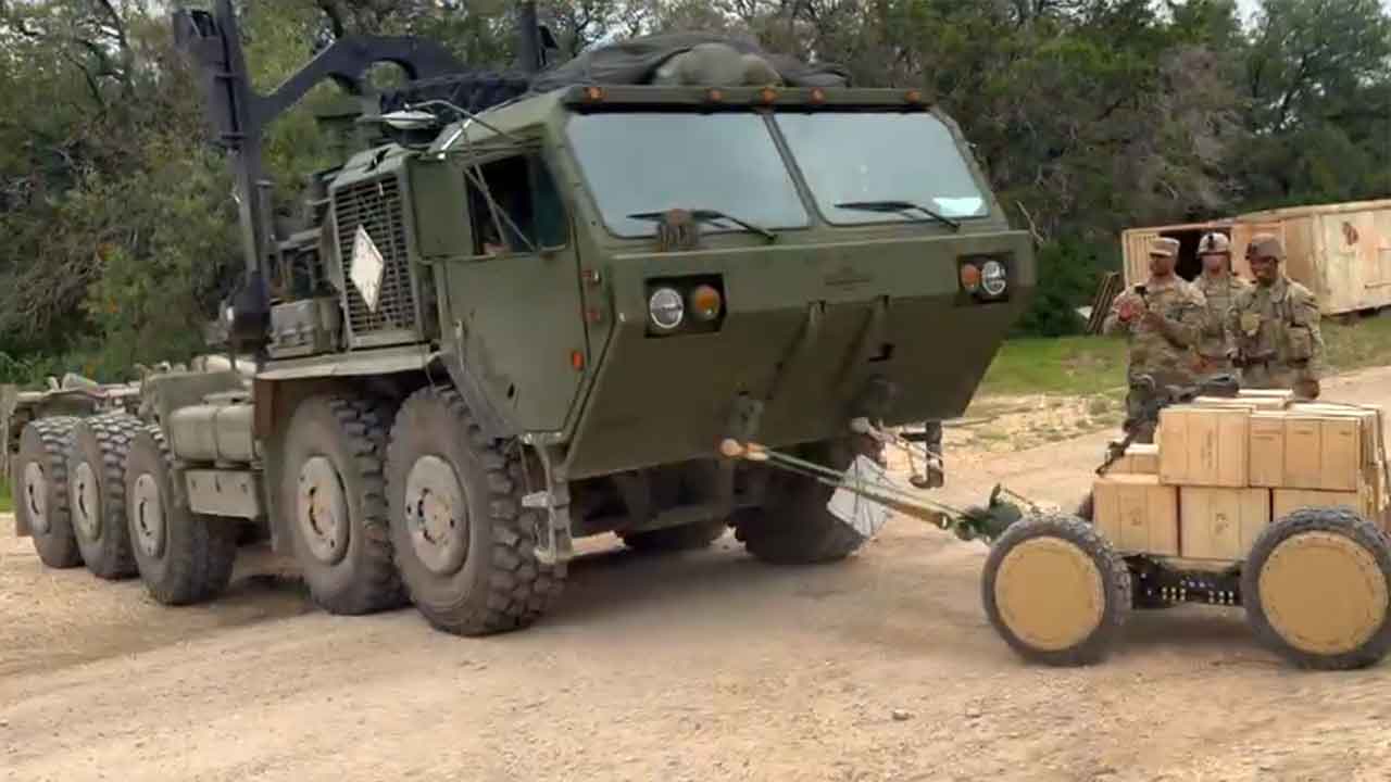 227kgの軍用ロボット、自重の100倍重い陸軍トラックを牽引。写真: LinkedIn AZAK