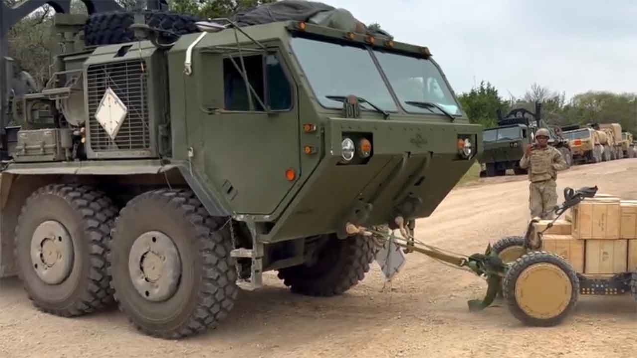 227kgの軍用ロボット、自重の100倍重い陸軍トラックを牽引。写真: LinkedIn AZAK