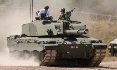 Rei Charles III anda em tanque Challenger 2 durante visita ao Royal Tank Regiment. Foto: The Royal Family - X @RoyalFamily