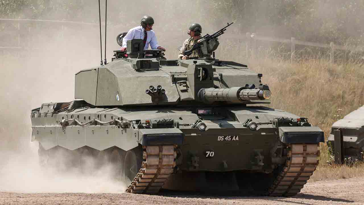 Rei Charles III anda em tanque Challenger 2 durante visita ao Royal Tank Regiment. Foto: The Royal Family - X @RoyalFamily