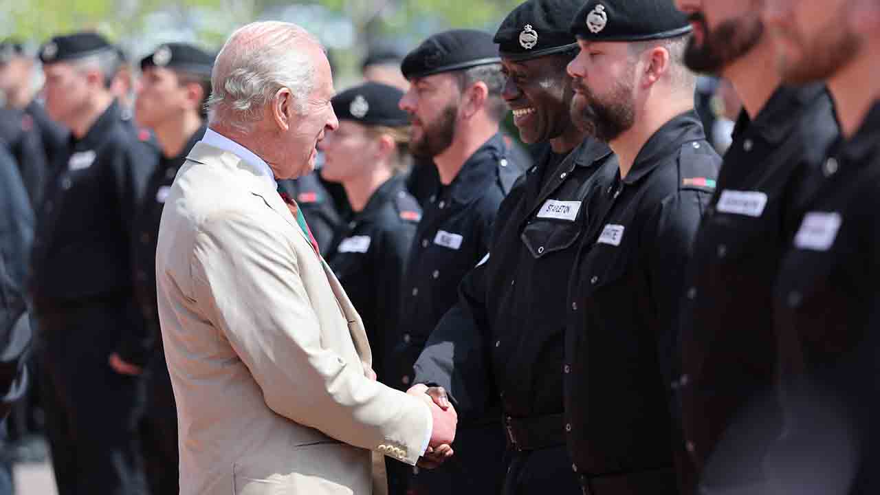 Rei Charles III anda em tanque Challenger 2 durante visita ao Royal Tank Regiment. Foto: The Royal Family - X @RoyalFamily
