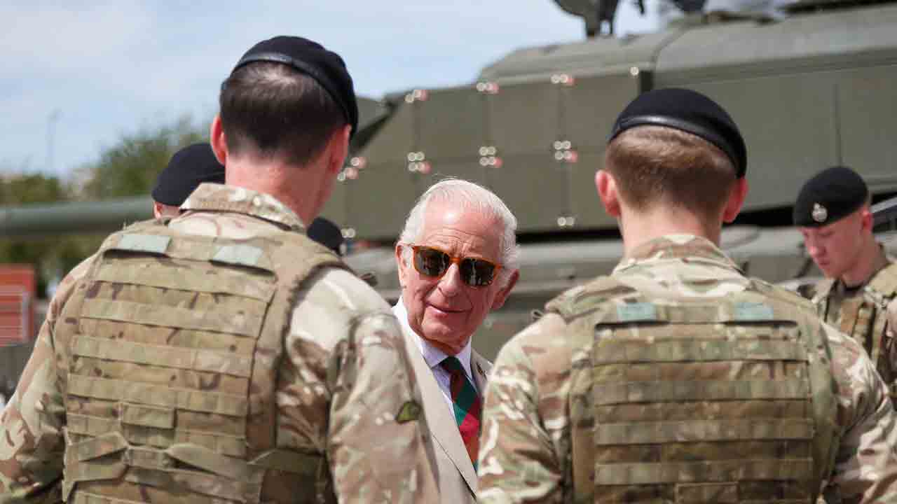 Rei Charles III anda em tanque Challenger 2 durante visita ao Royal Tank Regiment. Foto: The Royal Family - X @RoyalFamily