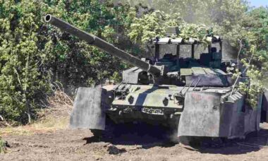 Rússia reforça linha de frente com tanques equipados para enfrentar drones