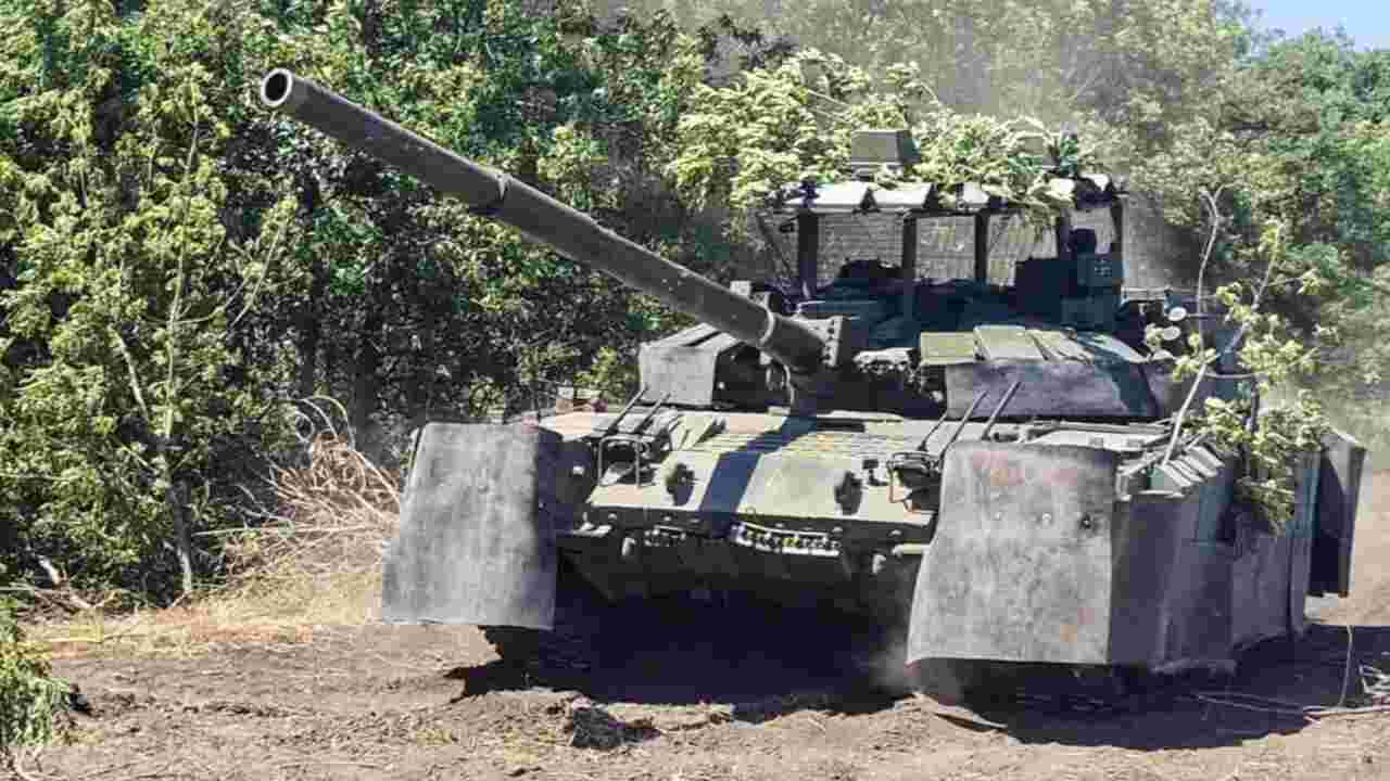Rússia reforça linha de frente com tanques equipados para enfrentar drones