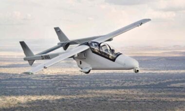 Empresa sul-africana apresenta aeronave para interceptar drones de ataque