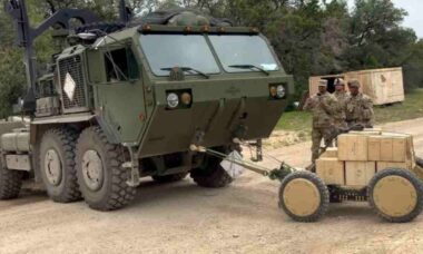 Robô militar de 227 kg reboca caminhão do Exército 100 vezes mais pesado