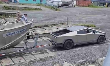 Vídeo mostra Tesla Cybertruck rebocando barco, mas detalhe inesperado chama a atenção