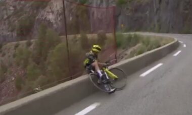 Vídeo mostra momento em que ciclista evita queda de precipício no Tour de France