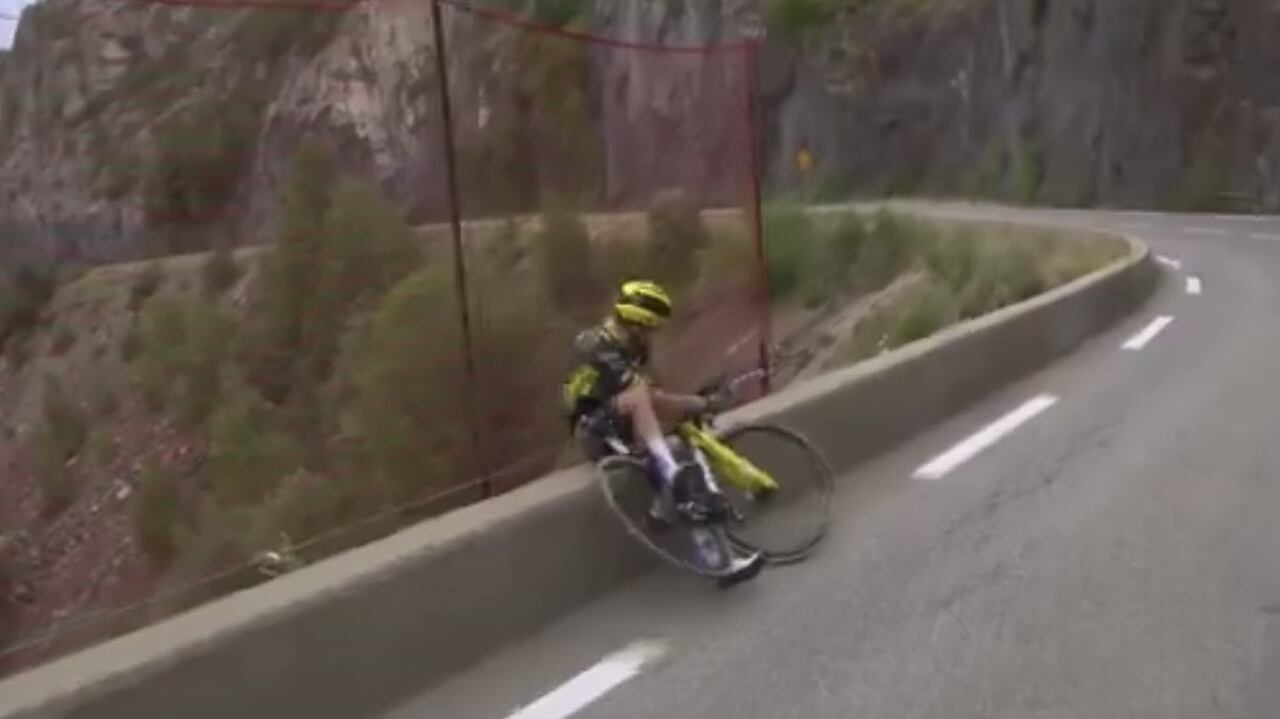 Vídeo mostra momento em que ciclista evita queda de precipício no Tour de France