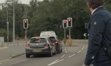 Vídeo: Mulher bate carro segundos depois de xingar político britânico na rua