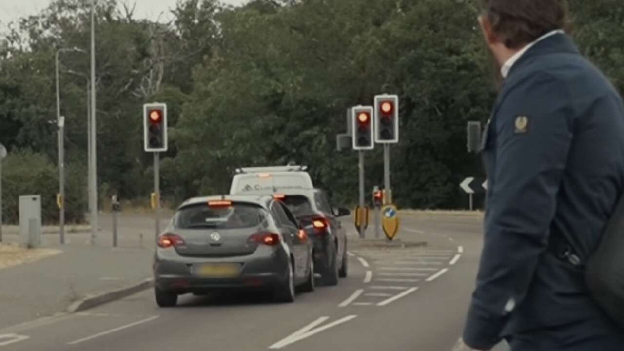 Vídeo: Mulher bate carro segundos depois de xingar político britânico na rua