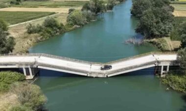 Ponte destruída na Grécia continua sendo usada por motoristas apesar dos riscos