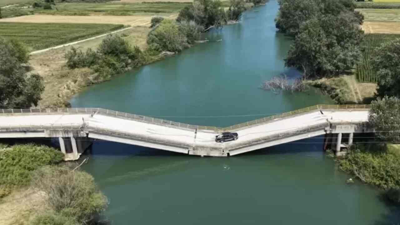 Ponte destruída na Grécia continua sendo usada por motoristas apesar dos riscos