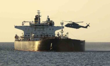 A embarcação Smyrtos, acusada de fazer parte da “frota fantasma” da Rússia, é abordada por Boinas Verdes do 42 Commando. Foto: Royal Navy
