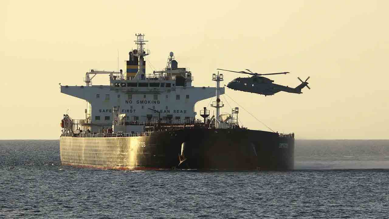 The vessel Smyrtos, accused of being part of Russia’s “shadow fleet,” is boarded by Green Berets from 42 Commando. Photo: Royal Navy