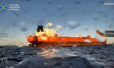 Drones navais da Ucrânia atingem dois petroleiros da frota fantasma russa no Mar Negro (X @ServiceSsu)