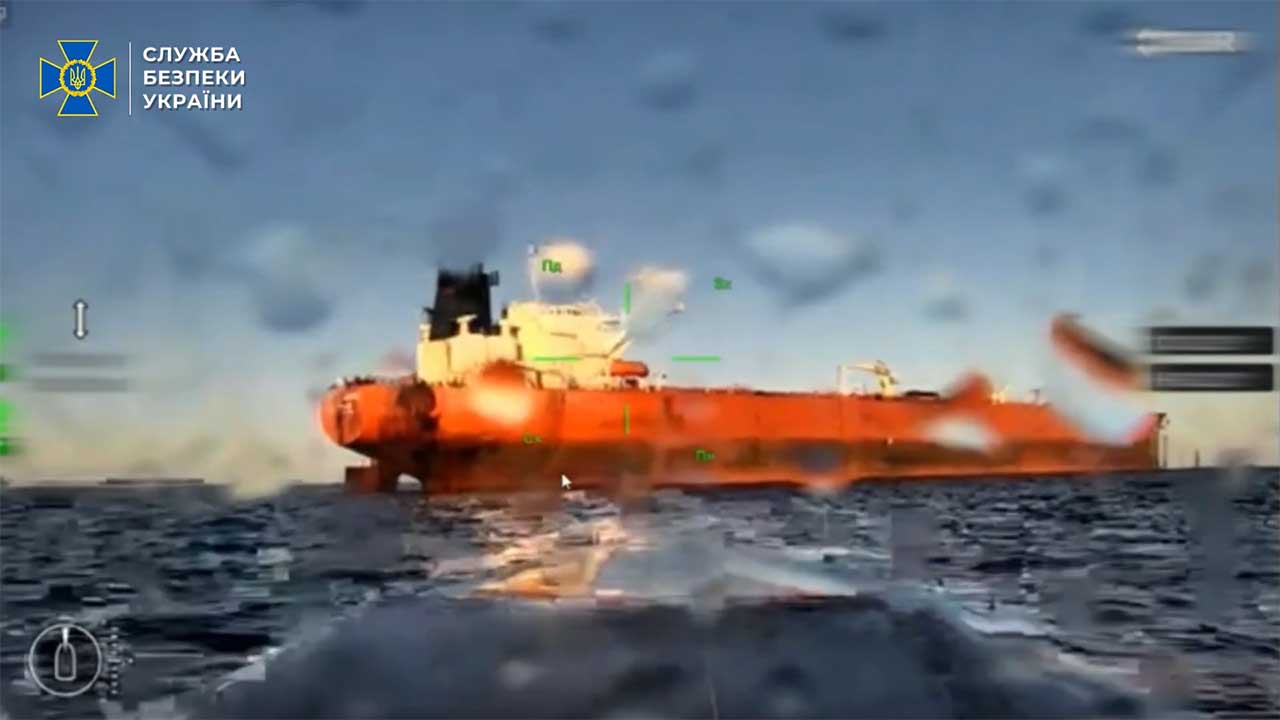 Drones navais da Ucrânia atingem dois petroleiros da frota fantasma russa no Mar Negro (X @ServiceSsu)