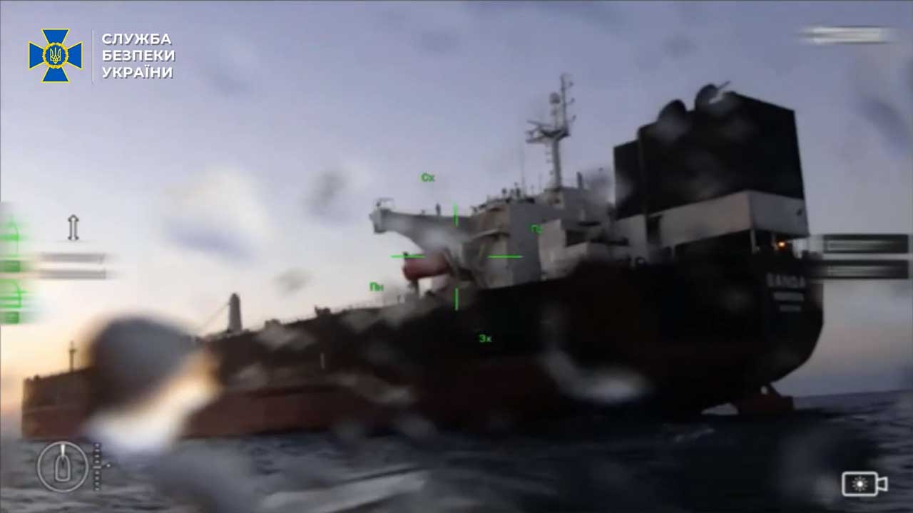 Drones navais da Ucrânia atingem dois petroleiros da frota fantasma russa no Mar Negro (X @ServiceSsu)
