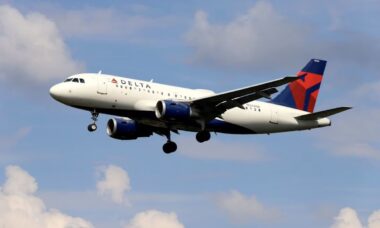 Avião é atingido por fogos de artifício durante pouso nos EUA